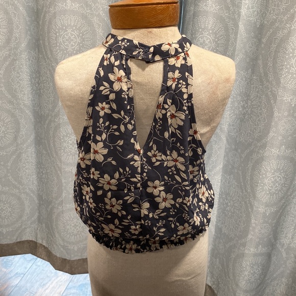 Women’s size medium tank - Picture 3 of 4